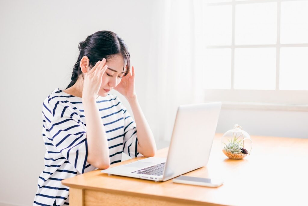 後悔している女性